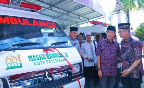 sekda-ratu-dewa-serahkan-bantuan-2-unit-ambulan