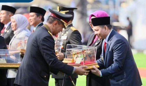 kapolri-beri-penghargaan-kepada-pj-elen-setiadi