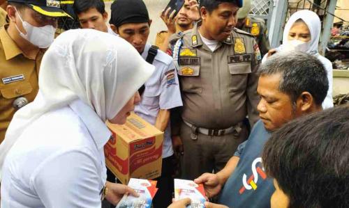 fitri-bantu-korban-kebakaran-lorong-kedipan