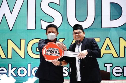 komitmen-cetak-penghafal-qur’an-gubernur hadiahi-sit-izzuddin-mobil-operasional