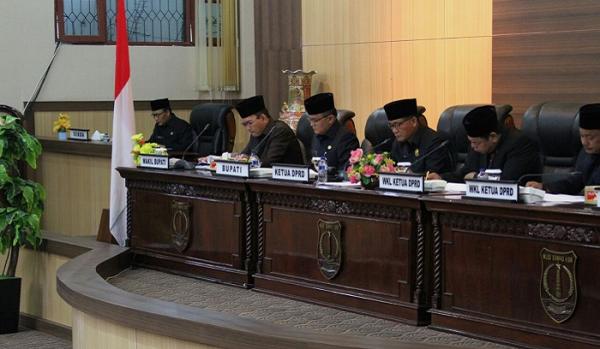 pansus-sampaikan-hasil-pembahasan-raperda