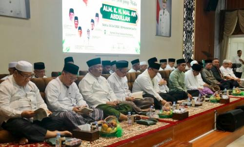 ratusan-warga-gelar-doa-bersama-mengenang-40-hari-wafatnya-kh-mal-an-abdullah