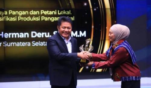 gubernur-sumsel-raih-penghargaan-people-of-the-year-2025-metro-tv