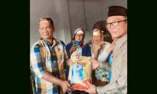 ketua-komisi-iii-kgs-ishak-yasin-bantu-korban-kebakaran