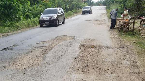 ishak-mekki-berjanji-akan-segera-perbaiki-jalan-rusak-di-oku
