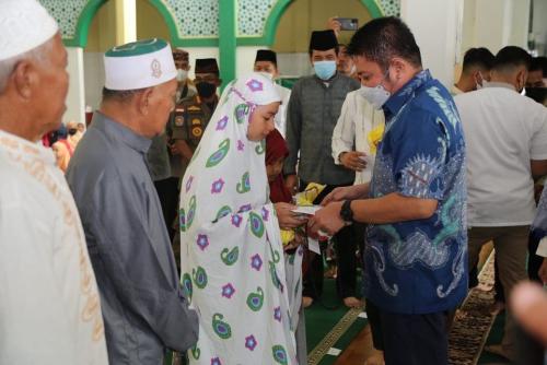 tutup-ramadhan-1443-hijriah-herman-deru-santuni-anak-yatim-dan-kaum-dhuafa