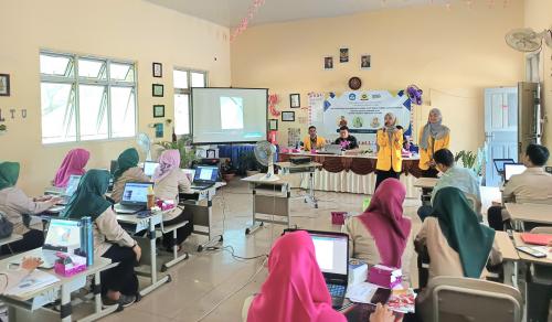 pelatihan-dan-pendampingan-pembuatan-media-pembelajaran-poster-digital-dengan-barcode-sid