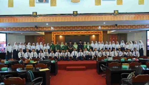ketua-fraksi-pan-ruspanda-karibullah-beri-pemahaman-politik-ke-siswa-smpn-27-palembang