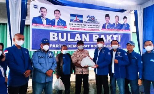 dihadiri-ketuabendahara-demokrat-palembang-bagikan-paket-sembako-ke-warga