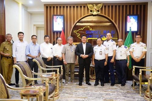 herman-deru-sarankan-ratusan-tiang-lrt-dimanfaatkan-jadi-media--promosi