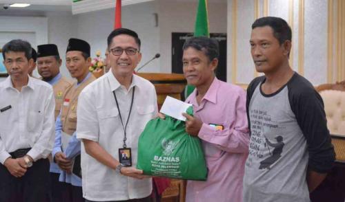 pemkot-palembang-salurkan-200-paket-sembako