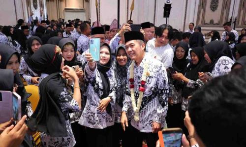 puncak-hut-pgri-ke80-dan-hgn-2025-dewa-ajak-guru-doakan-korban-bencana-sumatera-