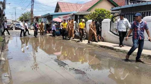 genangan-air-dijalan-aiptu-a-wahab-langsung-direspon-sekda-ratu-dewa-