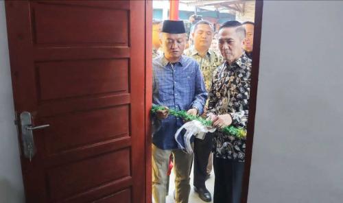 faisal-terima-kunci-rumah-baru-dari-pj-walikota-ratu-dewa