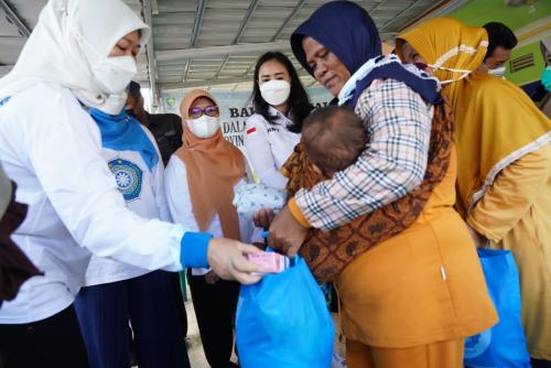 momen-hut-sumsel-ke76-feby-deruÂ salurkan-tali-asih-untuk-warga-sekitarÂ tpa-keramasan