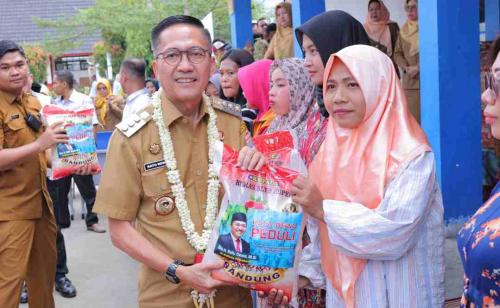 wali-murid-di-palembang-terima-bantuan-dari-pj-walikota-