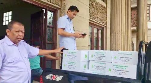 keluarga-besar-kms-h-halim-ali-bagikan-10-ribu-paket-sembako-bagi-warga-tak-mampu-