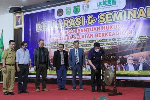 herman-deruÂ harapkan-peran-ybhÂ meliterasi-masyarakat-agar-melek-hukum