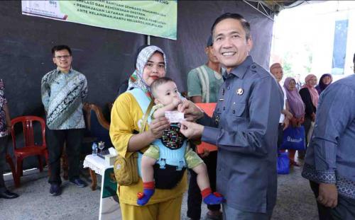 warga-antusias-hadiri-acara-bagi-sembako-dan-jemput-bola-dokumen-kependudukan