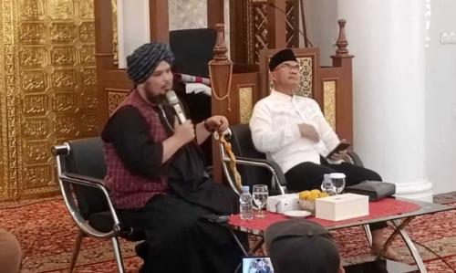 rektor-ukb-maknai-kehadiran-ustadz-derry-sulaiman-sebagai-momentum-hijrah-menuju-kebaikan