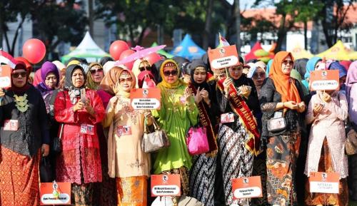 rayakan-hari-kebaya-nasional-ratusan-ibuibu-palembang-ikuti-parade