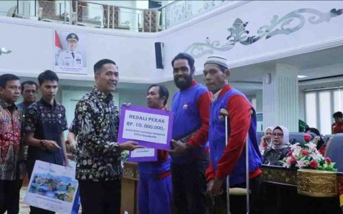pj-walikota-ratu-dewa-serahkan-bonus-ke-atlet-porprov