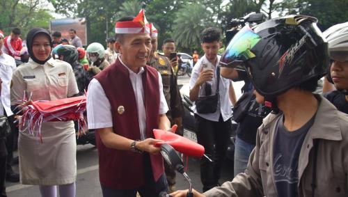 dipimpin-ratu-dewa-pemkot-palembang-bagikan-3-ribu-bendera-merah-putih