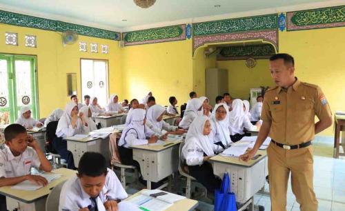 kadisdik-adrianus-amri-pastikan-ruang-belajar-smpn-42-diperbaiki-tahun-2025
