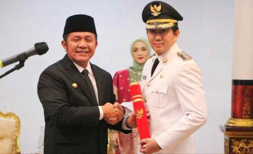 herman-deru-lantik-wakil-bupati-muara-enim