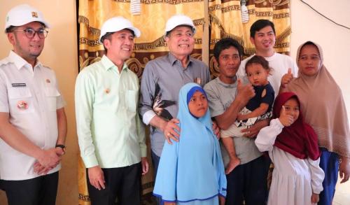 didampingi-plt-kadis-pupr-kemas-haikal-wali-kota-ratu-dewa-serahkan-rumah-layak-huni-bagi-phl