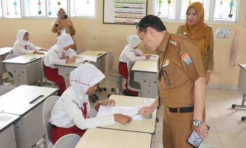 kadisdik-ansori-tinjau-pelaksanaan-ujian-sekolah-di-palembang