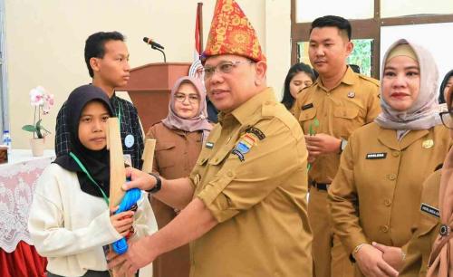damenta-buka-pelatihan-tenun-songket-bagi-anak-putus-sekolah