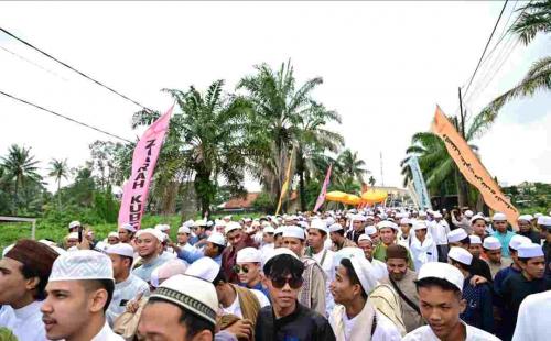 ribuan-umat-muslim-ikuti-ziarah-kubro