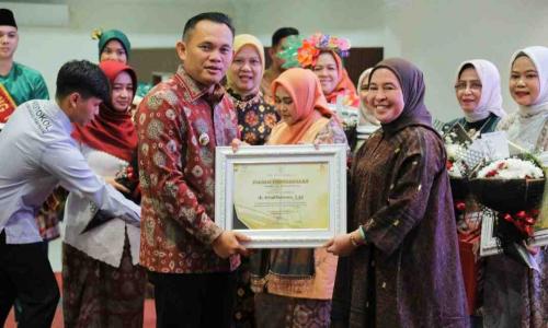 hj-dewi-sastrani-ratu-dewa-raih-penghargaan-perempuan-inspiratif-