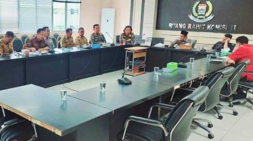 sebabkan-macet-dan-semrawut-dewan-minta-walikota-tertibkan-pkl-kambang-iwak