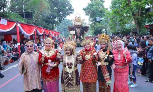 dewi-dewa-hadiri-hut-ke44-dekranas-di-solo