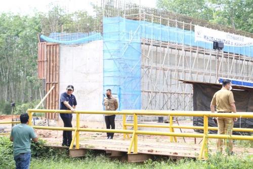 pastikan-pembangunan-tol-kapal-betung-on-schedule-herman-deru-tinjau-progres-pengerjaan