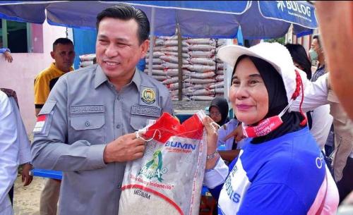 ketua-dprd-palembang-pantau-operasi-beras-di-ib-ii