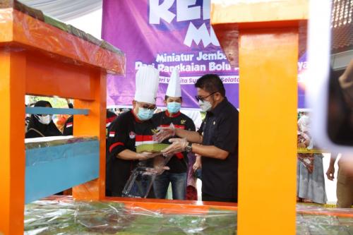 bolu-kojo-miniatur-jembatan-ampera-karya-bkow-sumsel-buat--bangga-herman-deru