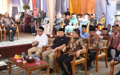 kunker-ke-desa-seribandung-pj-gubernur-elen-setiadi-disambut-antusias-oleh-warga