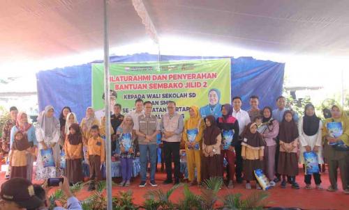 ratusan-wali-murid-sdsmp-se-kertapati-terima-bantuan-beras-dari-pj-walikota