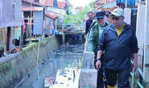 pj-walikota-tinjau-pembersihan-aliran-anak-sungai-musi