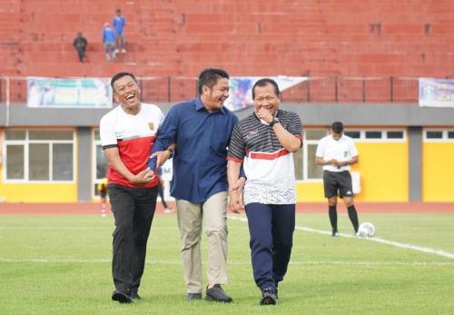 didampingi-pangdam-dan-kapolda-gubernur-herman-deruÂ kick-off-liga-santri-2022-piala-kasad