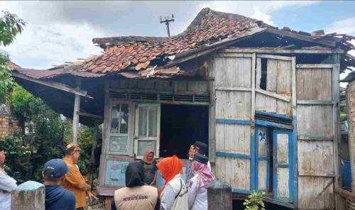 rumah-nasir-nyaris-ambruk-diterjang-angin-kencang-ratu-dewa-janji-segera-diperbaiki