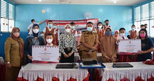 siswa-tak-mampu-terima-bantuan