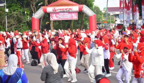 ribuan-warga-ikuti-jalan-santai-dan-senam-bersama-meriahkan-hut-ri-ke-80-