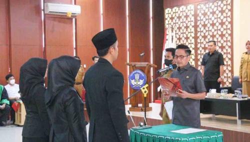 sekda-ratu-dewa-lantik-ratusan-kepsek