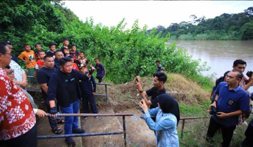 herman-deru-tinjau-titik-rawan-banjir-dan-longsor-di-muara-enim