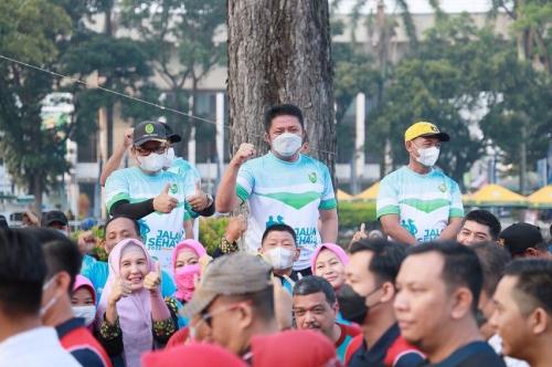 lepas-jalan-sehat-hut-sumsel-herman-deru--ini-wujud-syukur-kita-tetap-tangguh-hadapi-pandemi