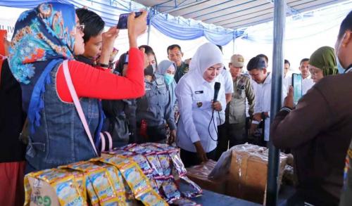 fitri-tinjau-bazar-ramadhan-di-ib-ii